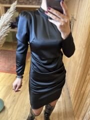 Tasarım bağlamalı siyah saten elbise