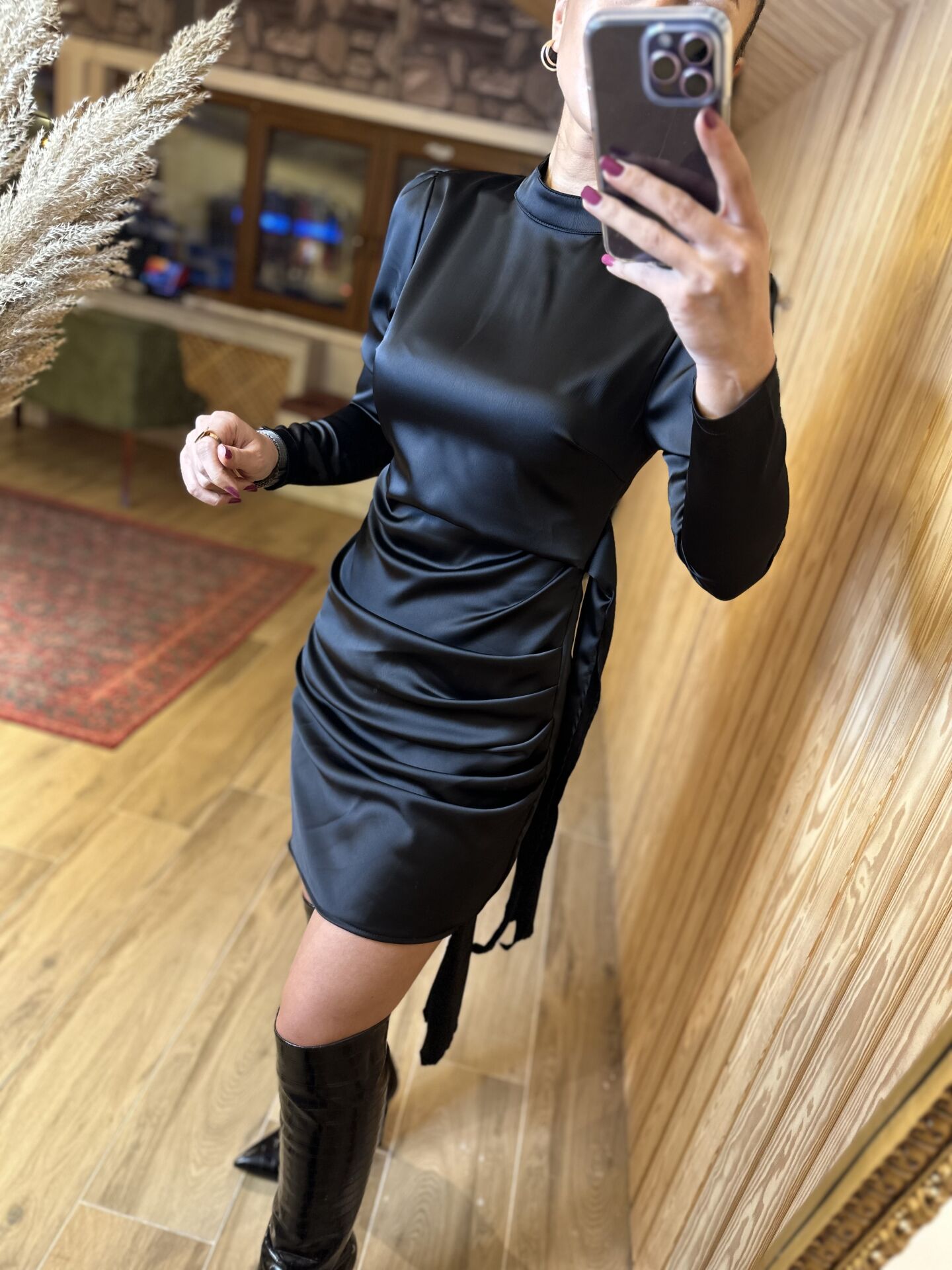 Tasarım bağlamalı siyah saten elbise