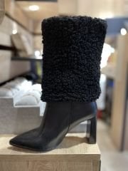 Siyah kürklü çizme