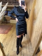 Tasarım bağlamalı siyah saten elbise