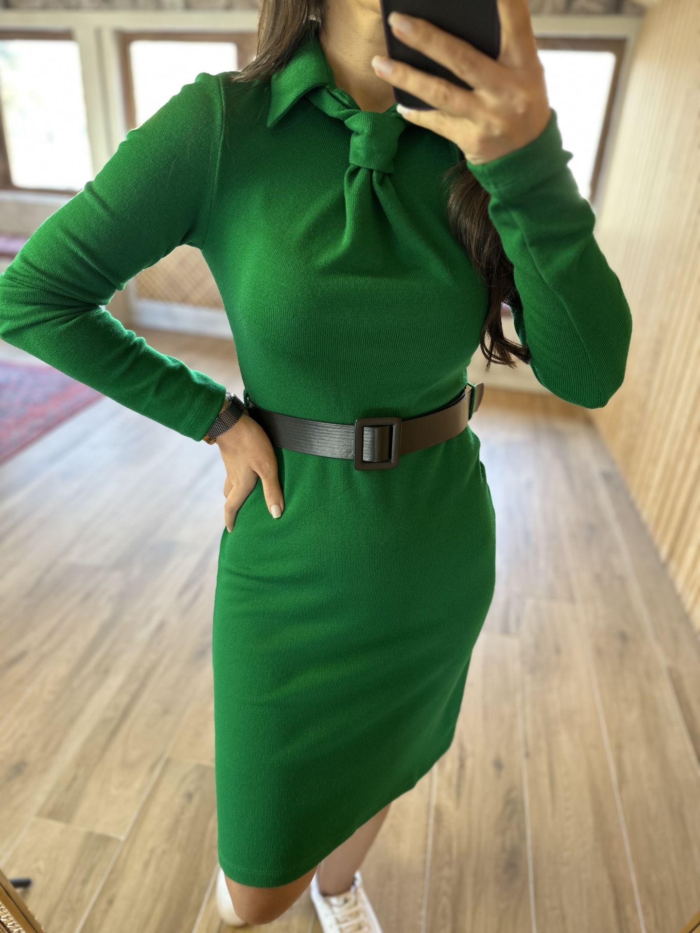 Grünes Strickkleid mit Gürtel