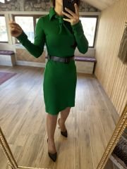 Grünes Strickkleid mit Gürtel