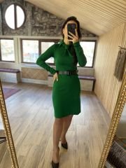 Grünes Strickkleid mit Gürtel