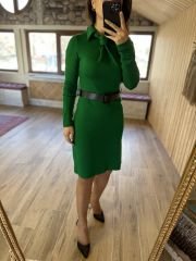 Grünes Strickkleid mit Gürtel