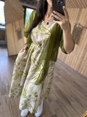 Grünes Leinenkleid mit Tülldetail