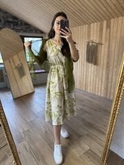 Grünes Leinenkleid mit Tülldetail