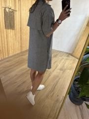 Anthrazitfarbenes Hemdblusenkleid aus Leinen mit Druckknöpfen