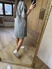 Anthrazitfarbenes Hemdblusenkleid aus Leinen mit Druckknöpfen