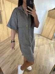 Anthrazitfarbenes Hemdblusenkleid aus Leinen mit Druckknöpfen