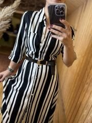 Schwarz-weiß gestreiftes Hemdkleid