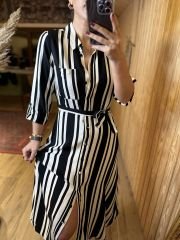Schwarz-weiß gestreiftes Hemdkleid