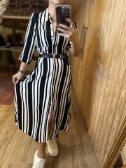 Schwarz-weiß gestreiftes Hemdkleid