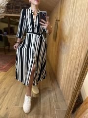 Schwarz-weiß gestreiftes Hemdkleid