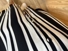 Schwarz-weiß gestreiftes Hemdkleid