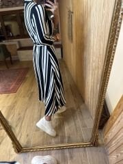 Schwarz-weiß gestreiftes Hemdkleid