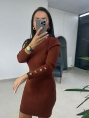 Damen-Strickkleid mit Knöpfen an den Ärmeln und Kacheldetails