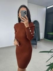 Damen-Strickkleid mit Knöpfen an den Ärmeln und Kacheldetails