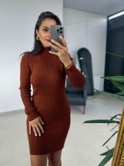 Damen-Strickkleid mit Knöpfen an den Ärmeln und Kacheldetails