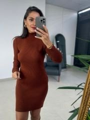 Damen-Strickkleid mit Knöpfen an den Ärmeln und Kacheldetails