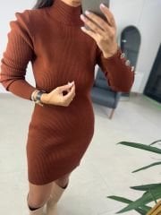 Damen-Strickkleid mit Knöpfen an den Ärmeln und Kacheldetails