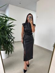 Ny 3042 Siyah Omuz Vatkalı Drapeli Deri Elbise