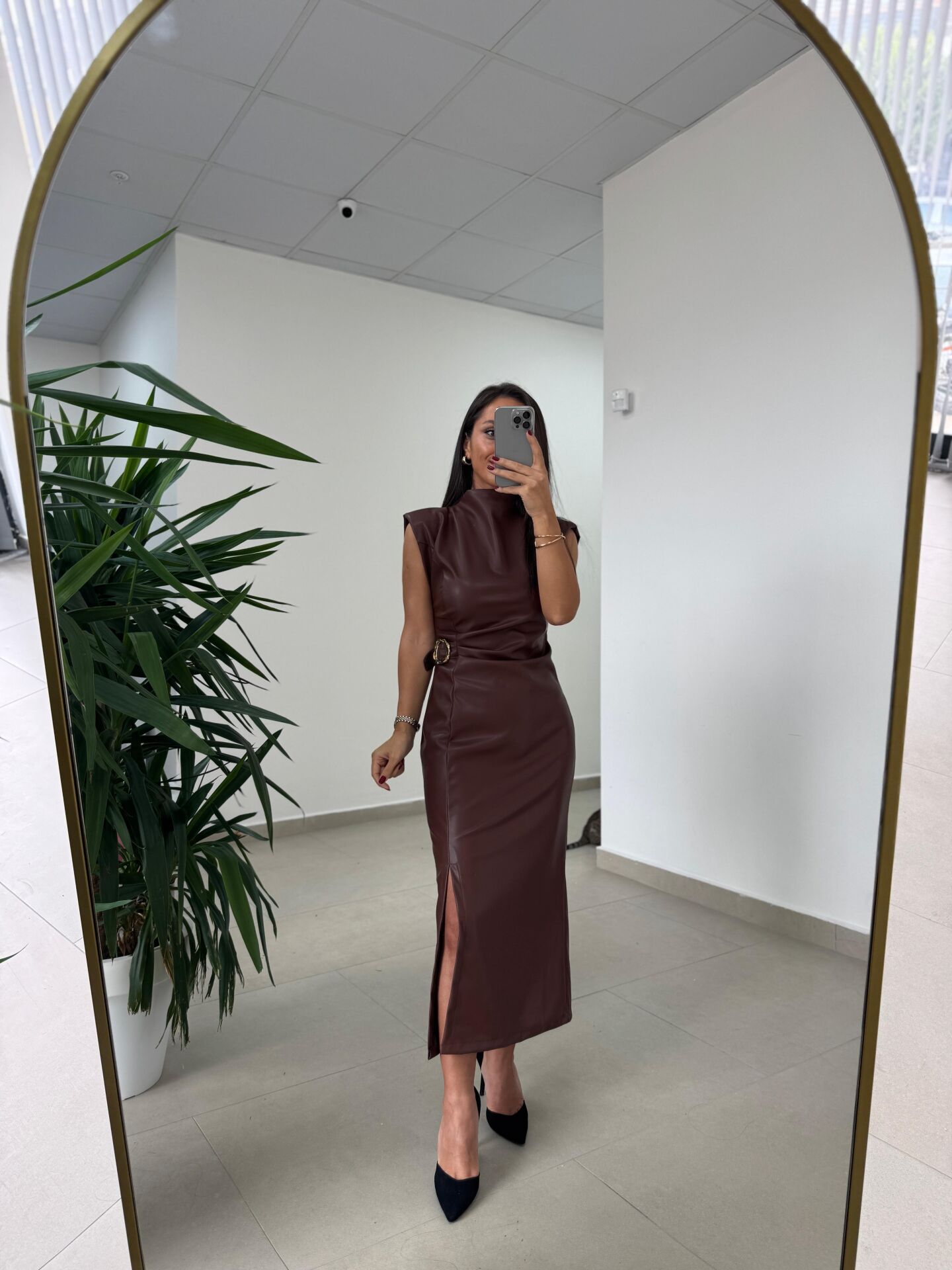 Ny 3042 A. Kahve Omuz Vatkalı Drapeli Deri Elbise