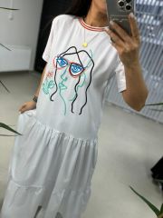 Dr 2583 Weißes Kleid mit Gesichtsstickerei