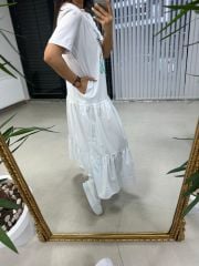 Dr 2583 Weißes Kleid mit Gesichtsstickerei