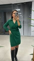 Zweireihiges grünes Kleid mit Schnalle