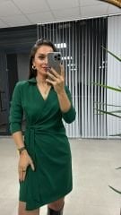 Zweireihiges grünes Kleid mit Schnalle