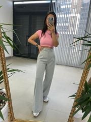 Graue Hose mit GK-Streifen und seitlichen Knöpfen