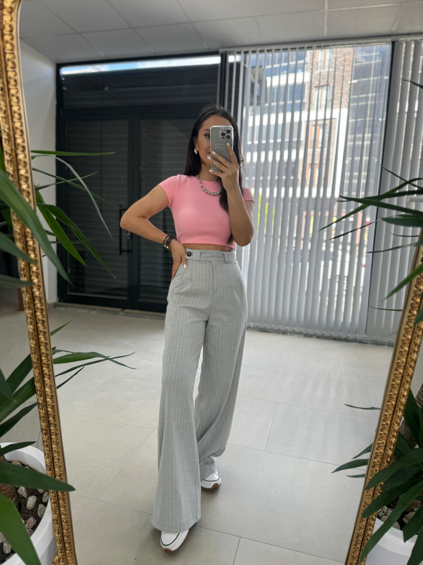Graue Hose mit GK-Streifen und seitlichen Knöpfen
