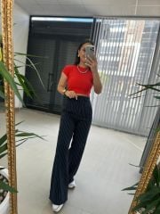 Marineblaue Hose mit GK-Streifen und seitlichen Knöpfen