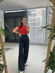 Marineblaue Hose mit GK-Streifen und seitlichen Knöpfen